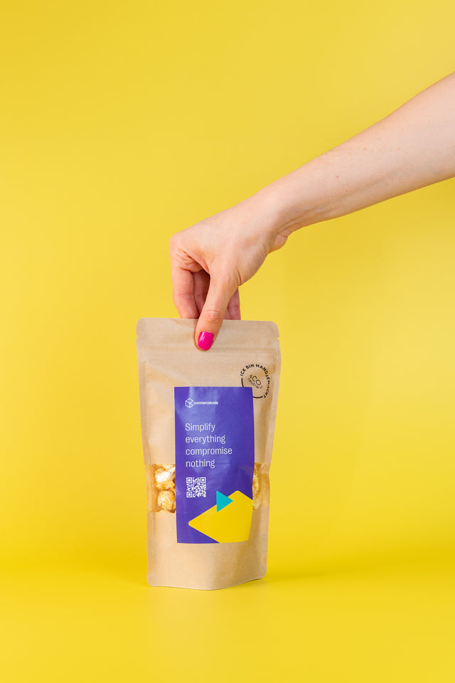 Knalle Tüte mit eigenem Etikett personalisieren lassen: Feinstes Popcorn im Wunschdesign