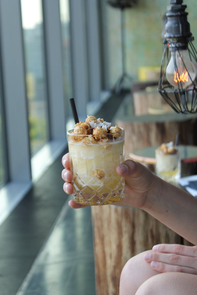 Monkey Bar Cocktail mit Knalle Popcorn
