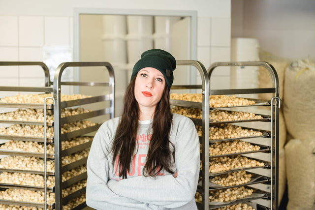 Knalle Gründerin Lucie vor Popcorn